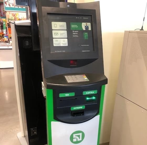 Вставте пластикову карту в картоприймач банкомата ПриватБанку